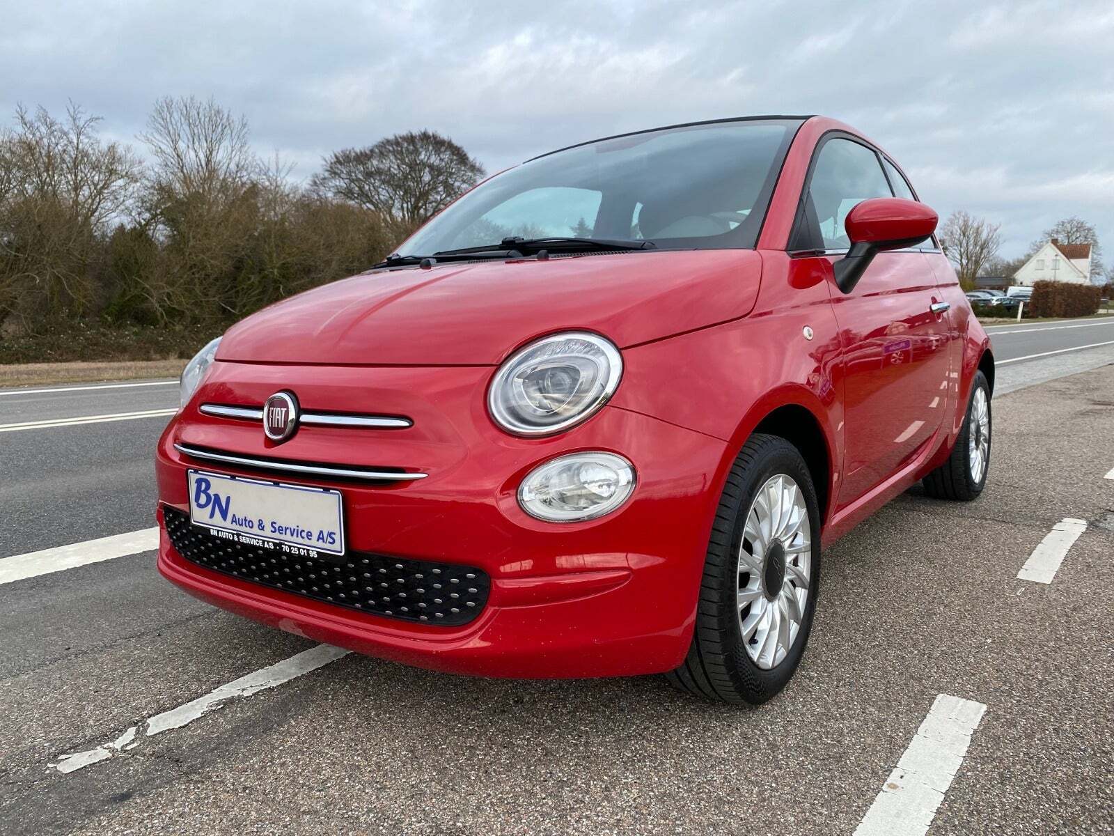 Rød Fiat 500C fra 2020 set udefra