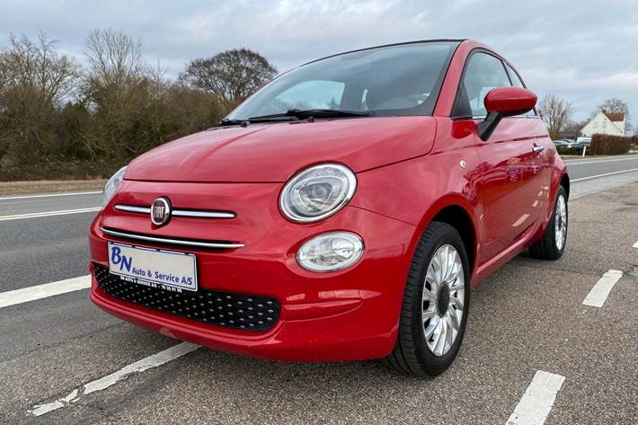 Rød Fiat 500C fra 2020 set udefra