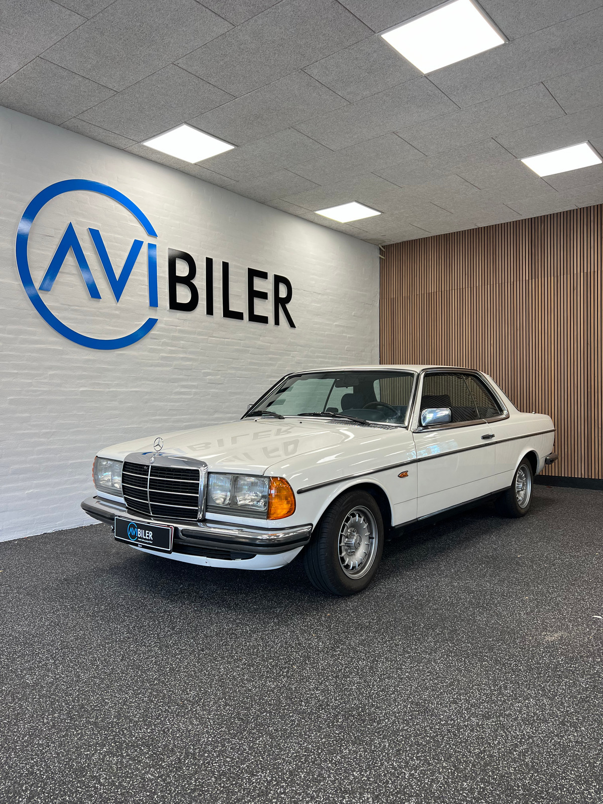 Hvid Mercedes 230 CE fra 1981 set udefra