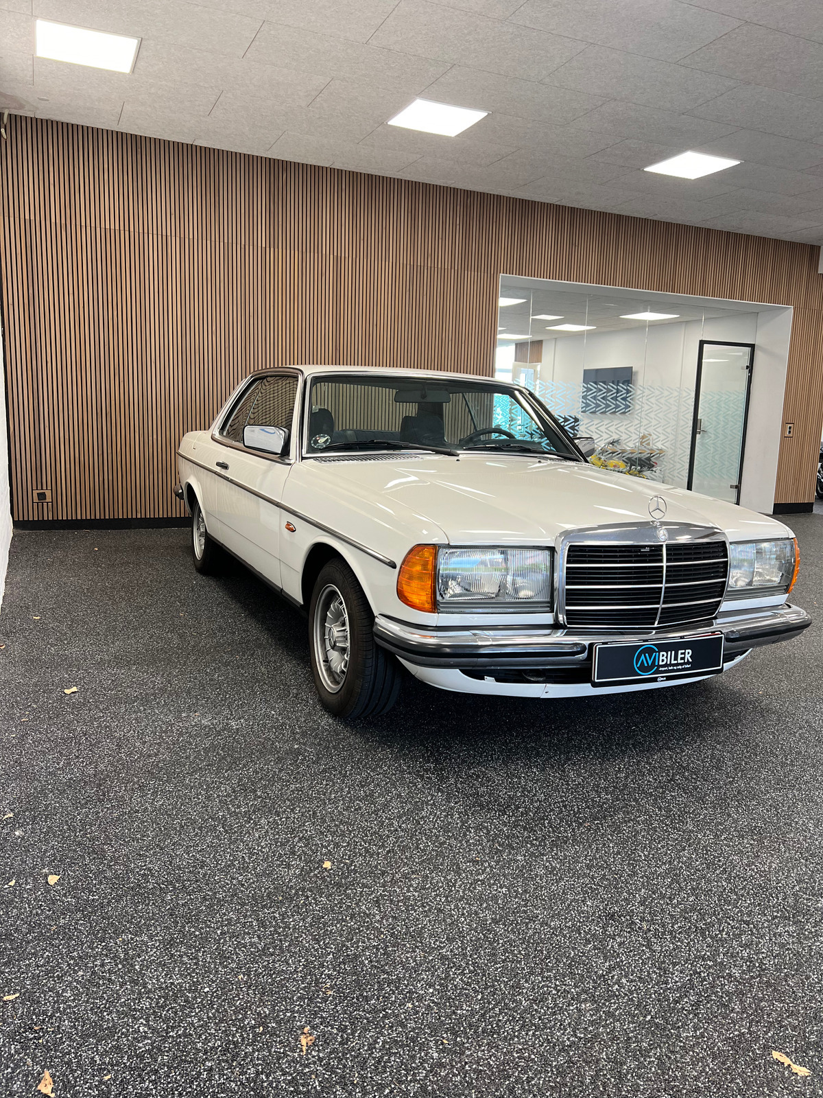 Hvid Mercedes 230 CE fra 1981 set udefra