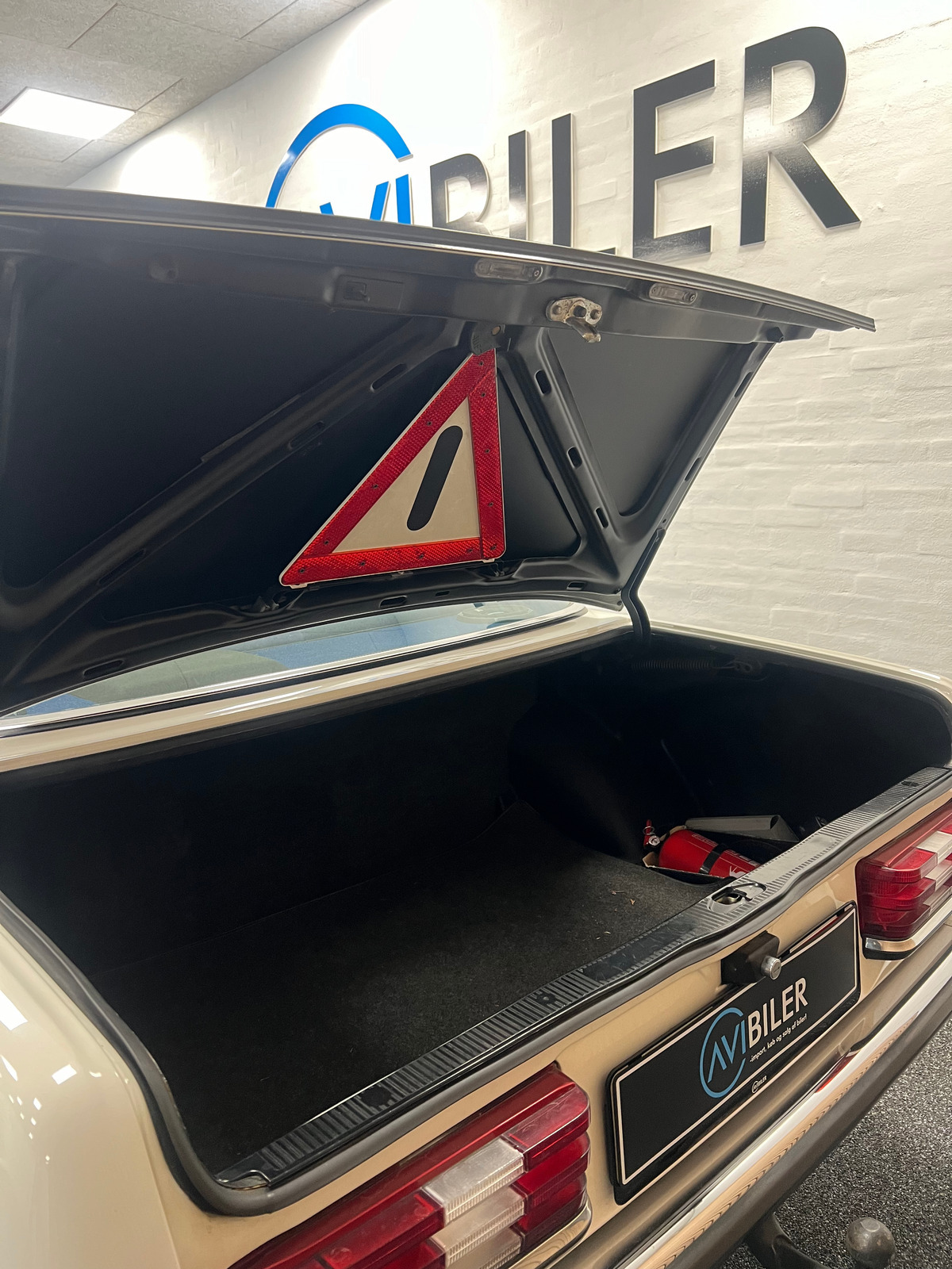 Hvid Mercedes 230 CE fra 1981 set udefra