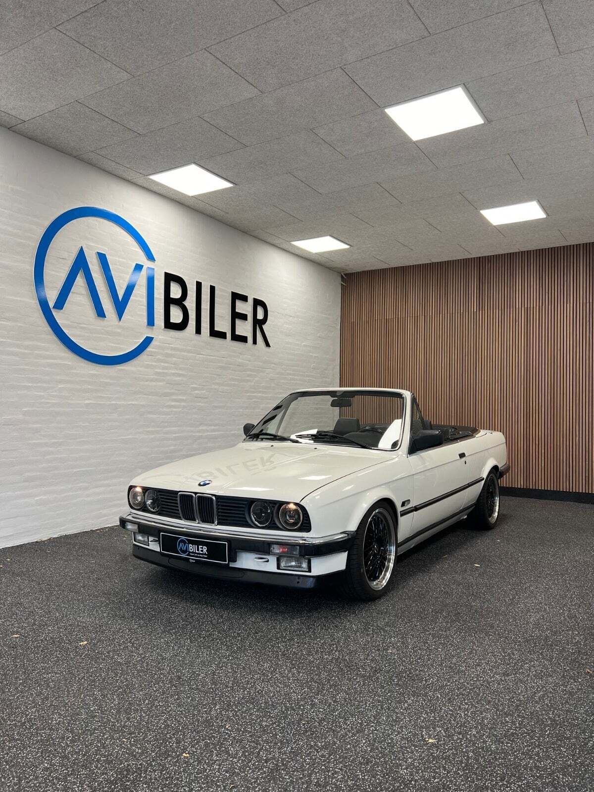 Hvid BMW 320i fra 1987 set udefra