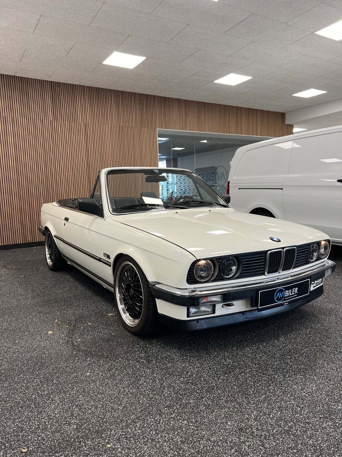 Hvid BMW 320i fra 1987