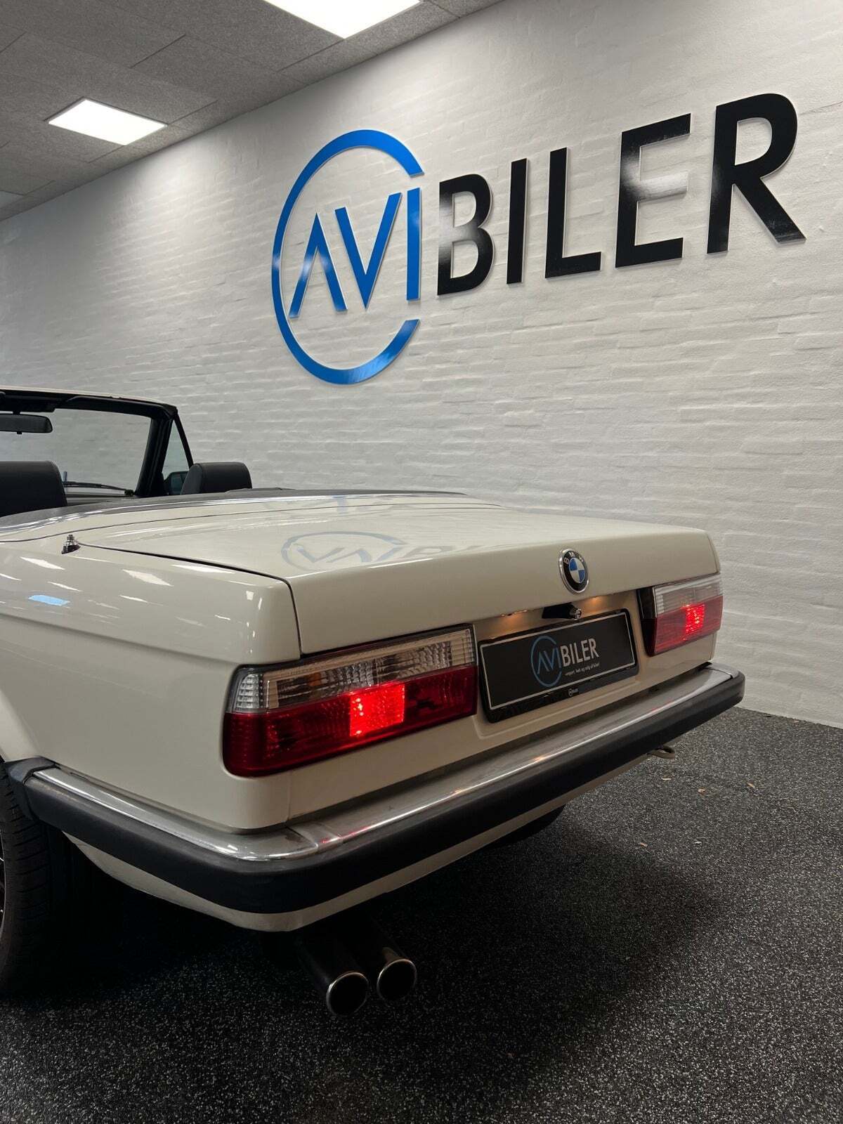 Hvid BMW 320i fra 1987