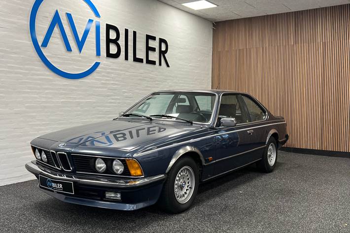 Blå BMW 635CSi fra 1981 set udefra