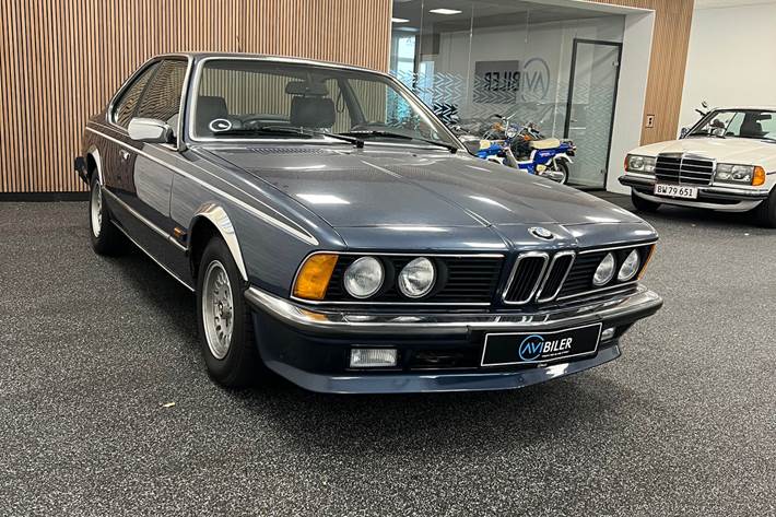 Blå BMW 635CSi fra 1981 set udefra