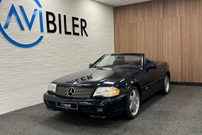 Blå Mercedes SL600 fra 1995 set udefra