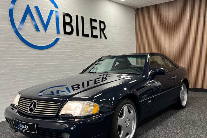 Blå Mercedes SL600 fra 1995 set udefra