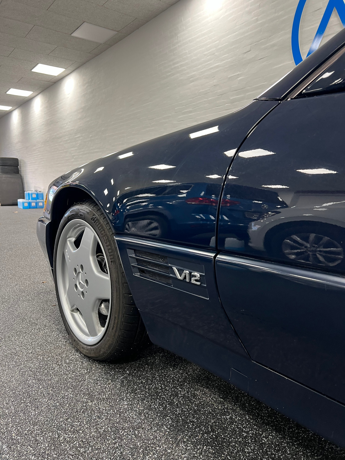 Blå Mercedes SL600 fra 1995