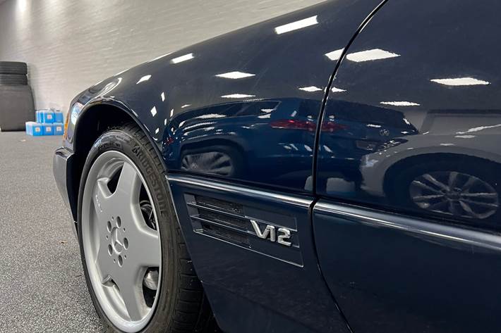 Blå Mercedes SL600 fra 1995