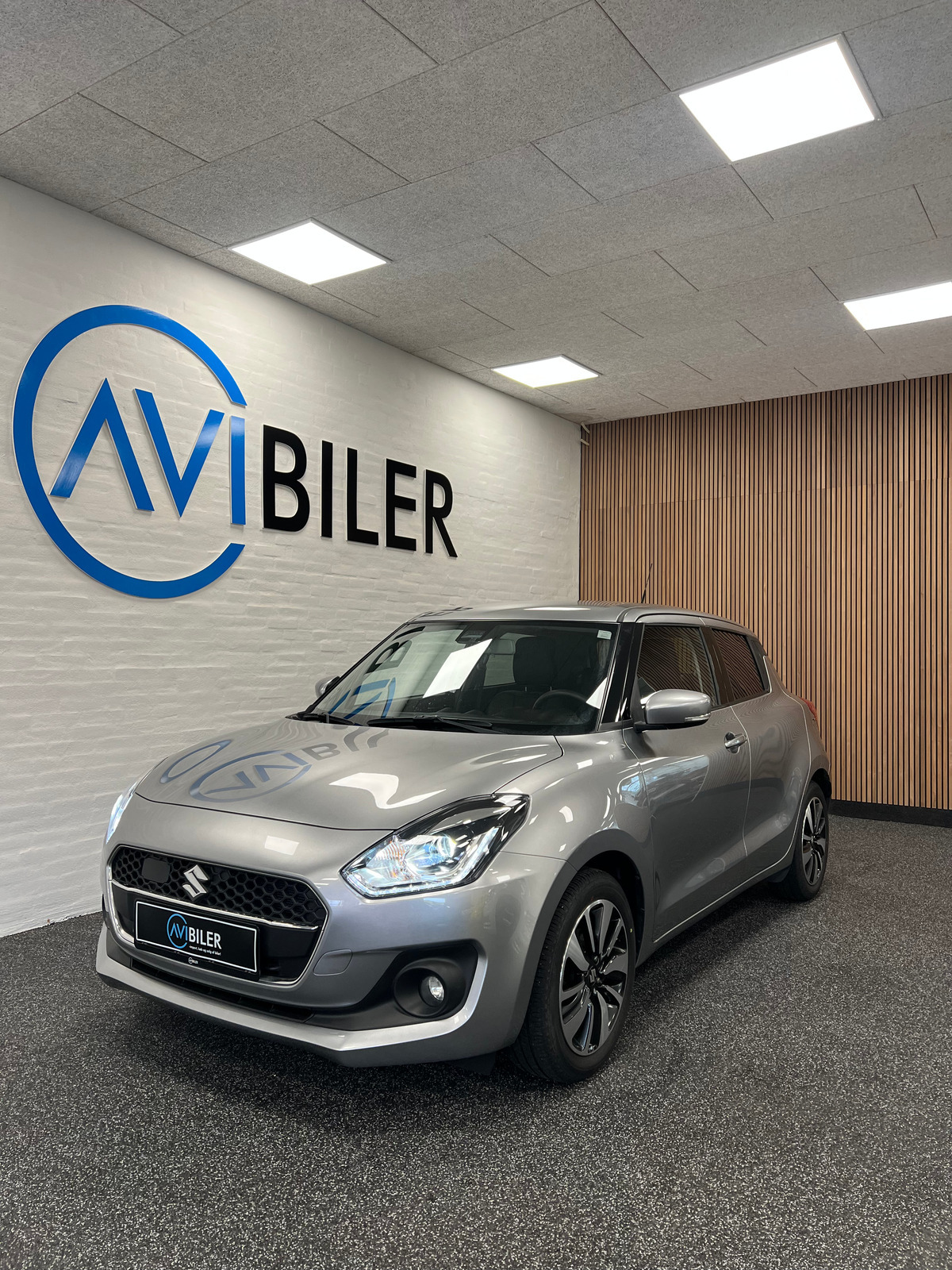 Sølv Suzuki Swift fra 2018 set udefra