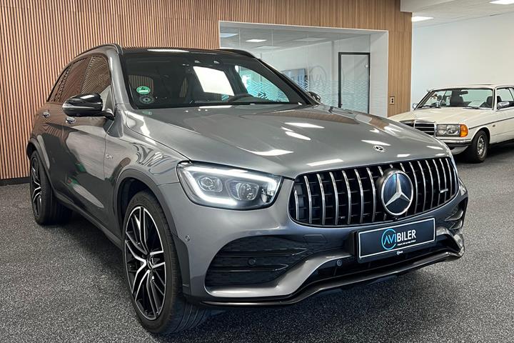 Grå Mercedes GLC43 fra 2021