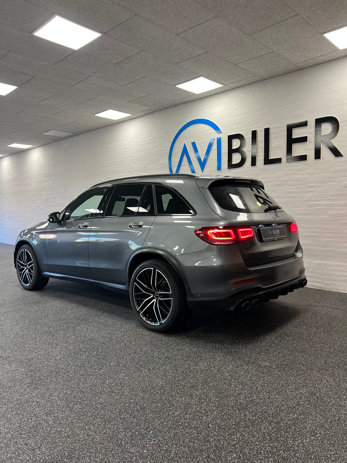 Grå Mercedes GLC43 fra 2021