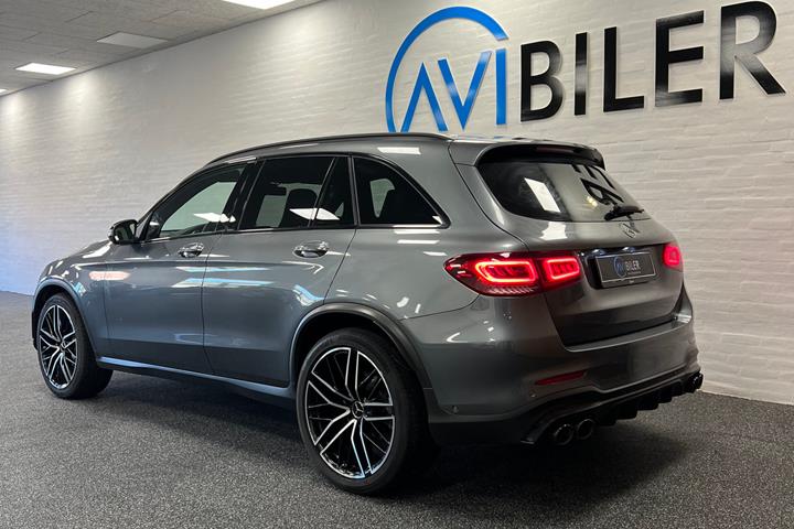 Grå Mercedes GLC43 fra 2021