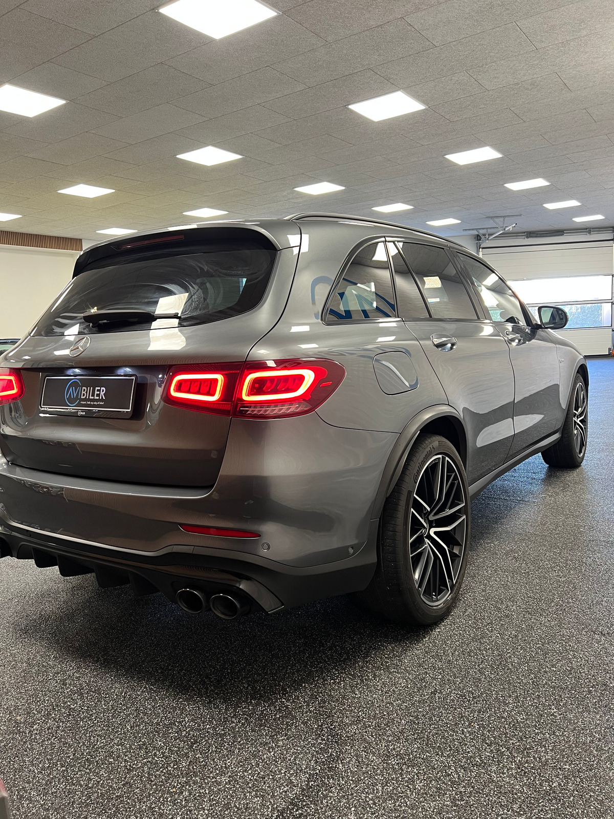 Grå Mercedes GLC43 fra 2021