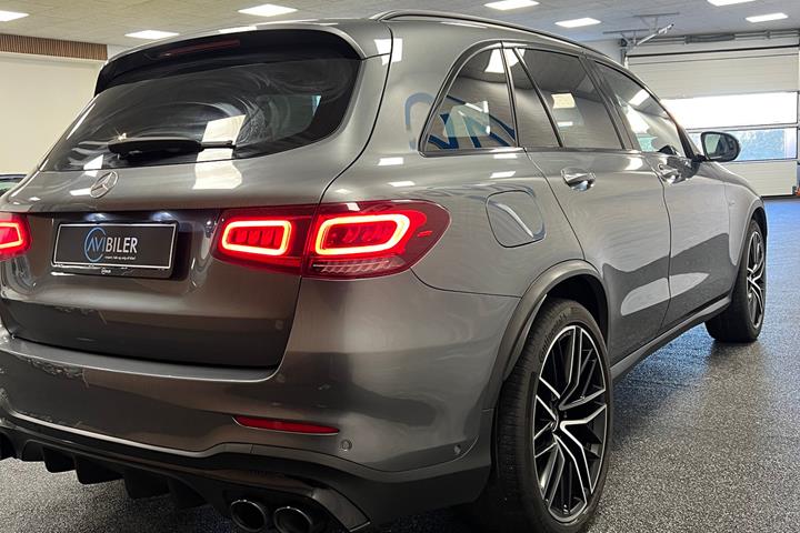 Grå Mercedes GLC43 fra 2021