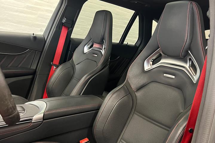 Grå Mercedes GLC43 fra 2021