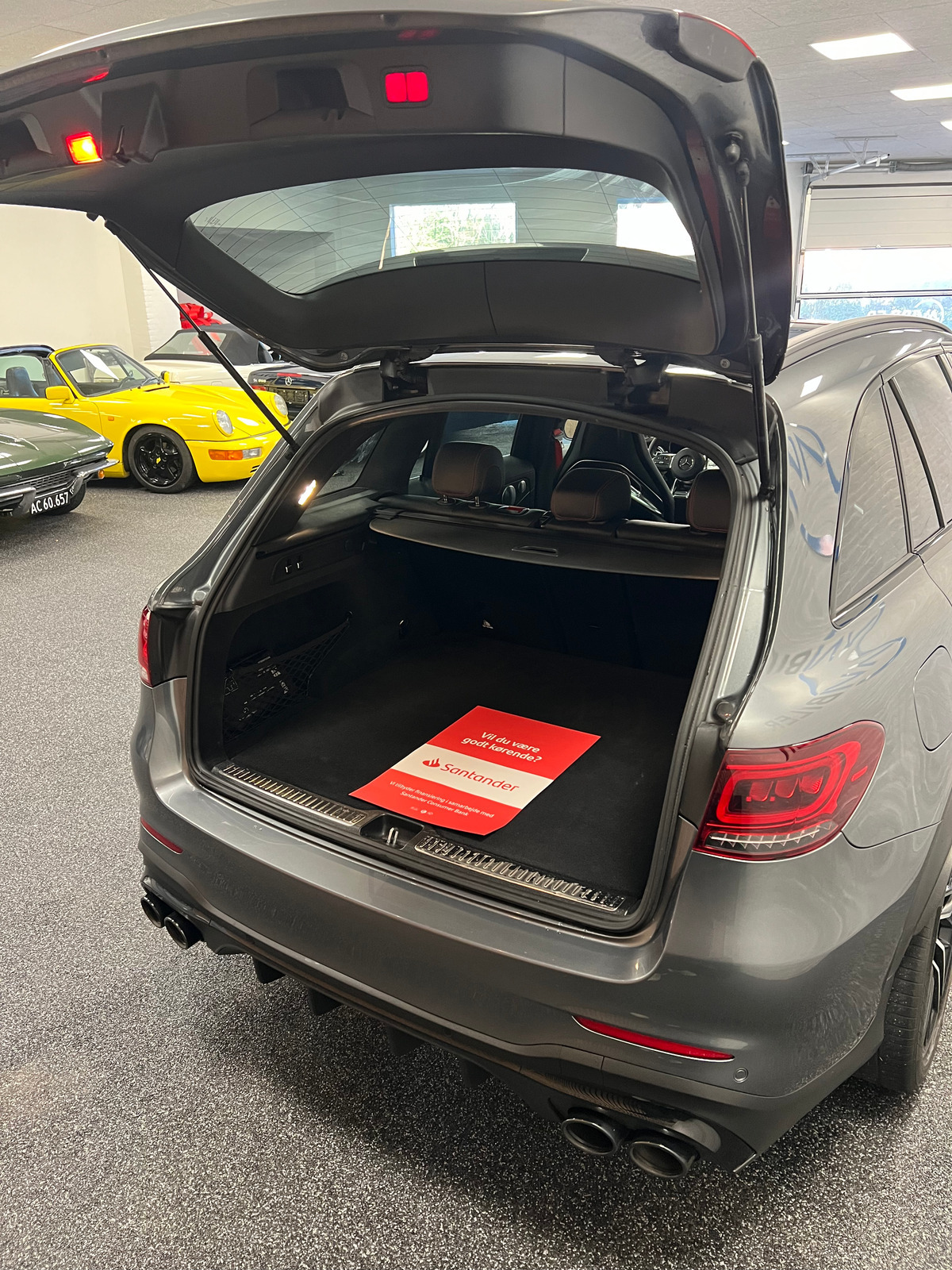 Grå Mercedes GLC43 fra 2021 set indefra