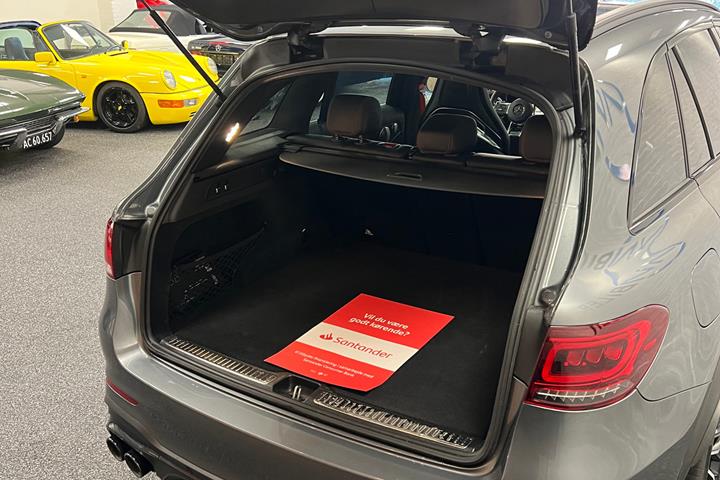 Grå Mercedes GLC43 fra 2021 set indefra