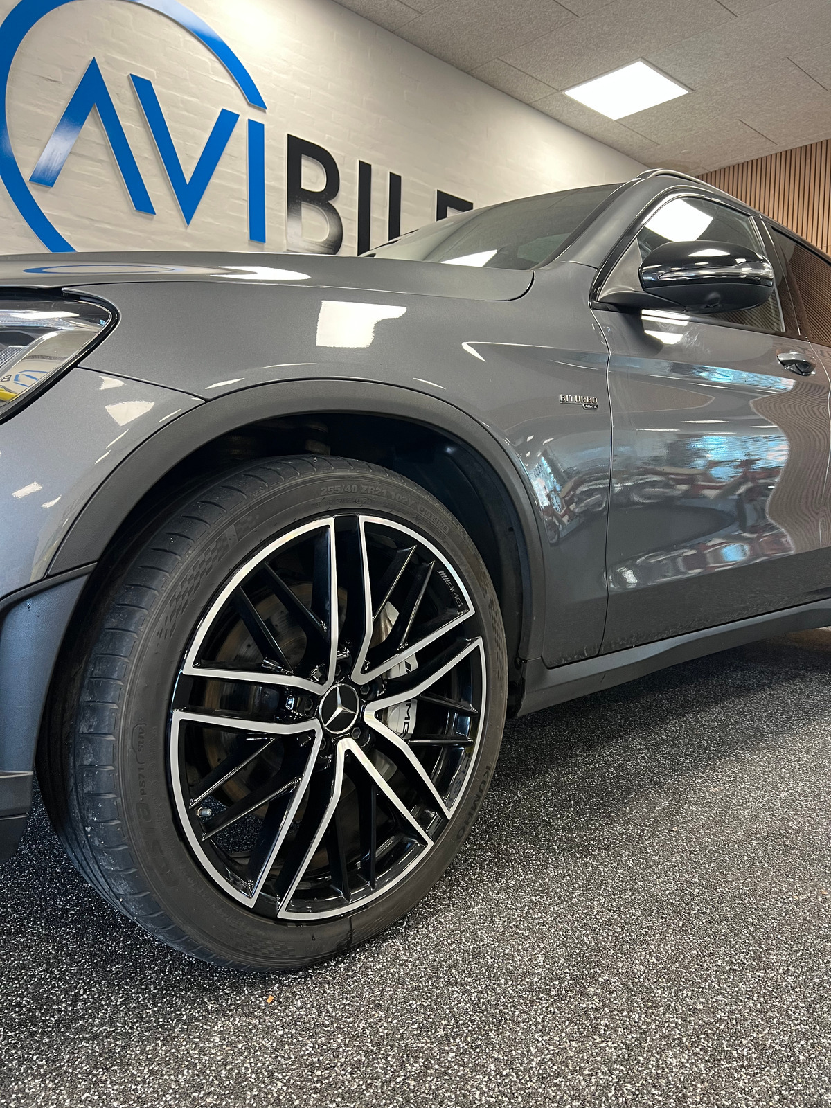 Grå Mercedes GLC43 fra 2021 set udefra