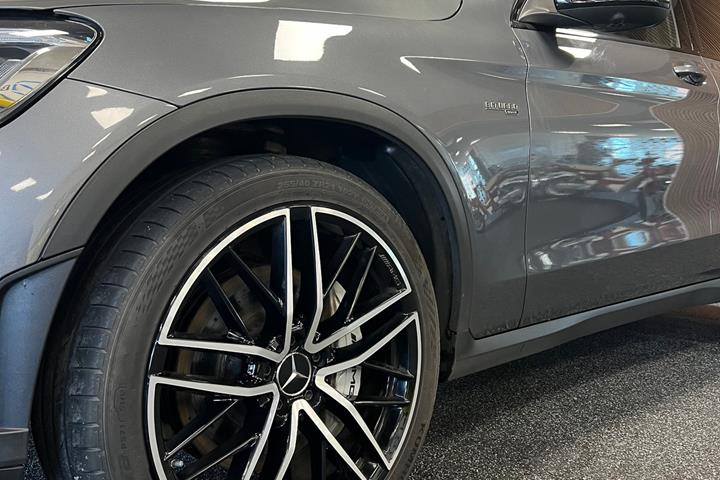 Grå Mercedes GLC43 fra 2021 set udefra