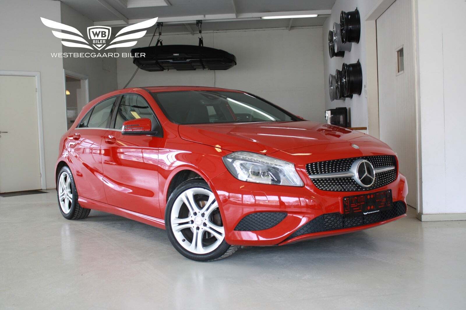 Rød Mercedes A180 d fra 2015 set udefra