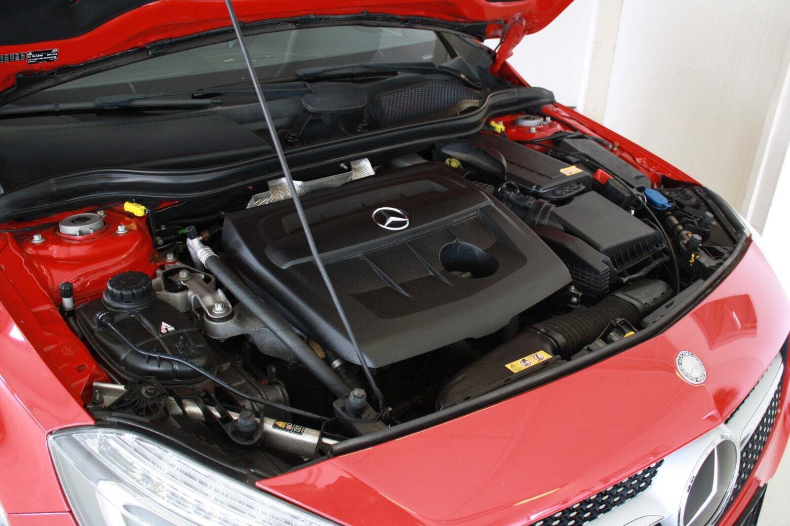 Rød Mercedes A180 d fra 2015