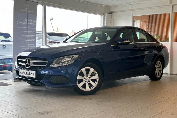 Blå Mercedes C200 fra 2015 set udefra