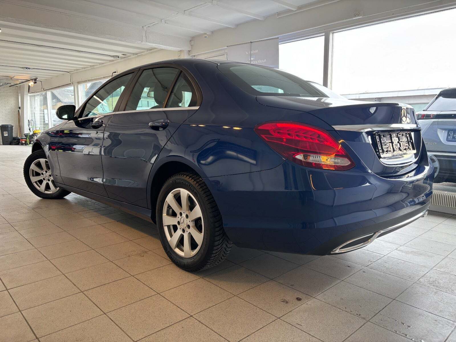 Blå Mercedes C200 fra 2015