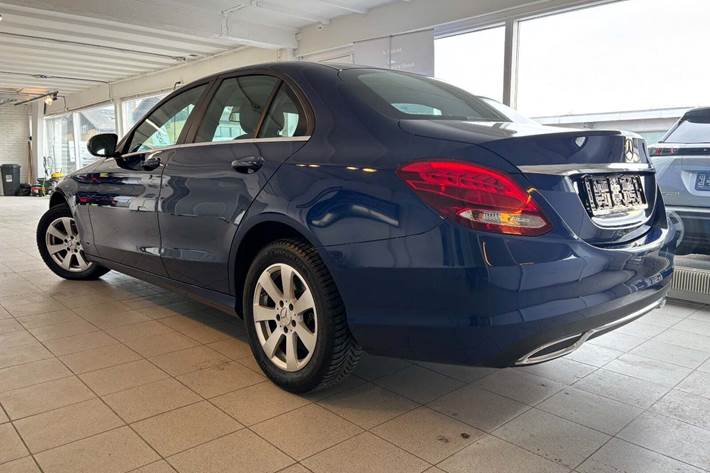 Blå Mercedes C200 fra 2015