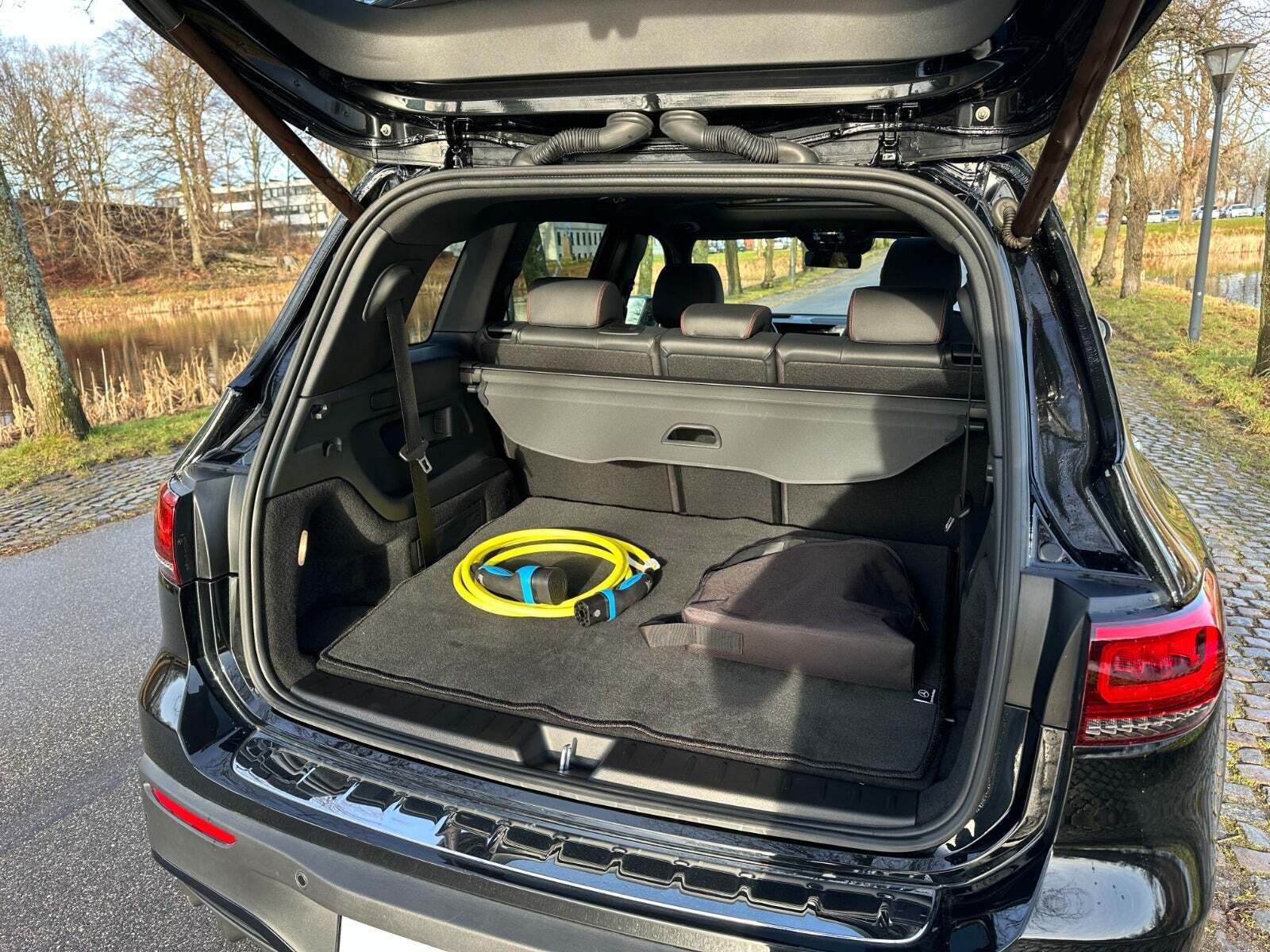 Sort Mercedes EQB350 fra 2023