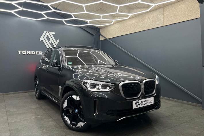 Grå BMW iX3 fra 2021