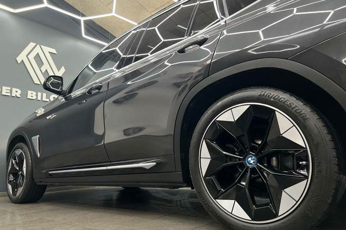 Grå BMW iX3 fra 2021