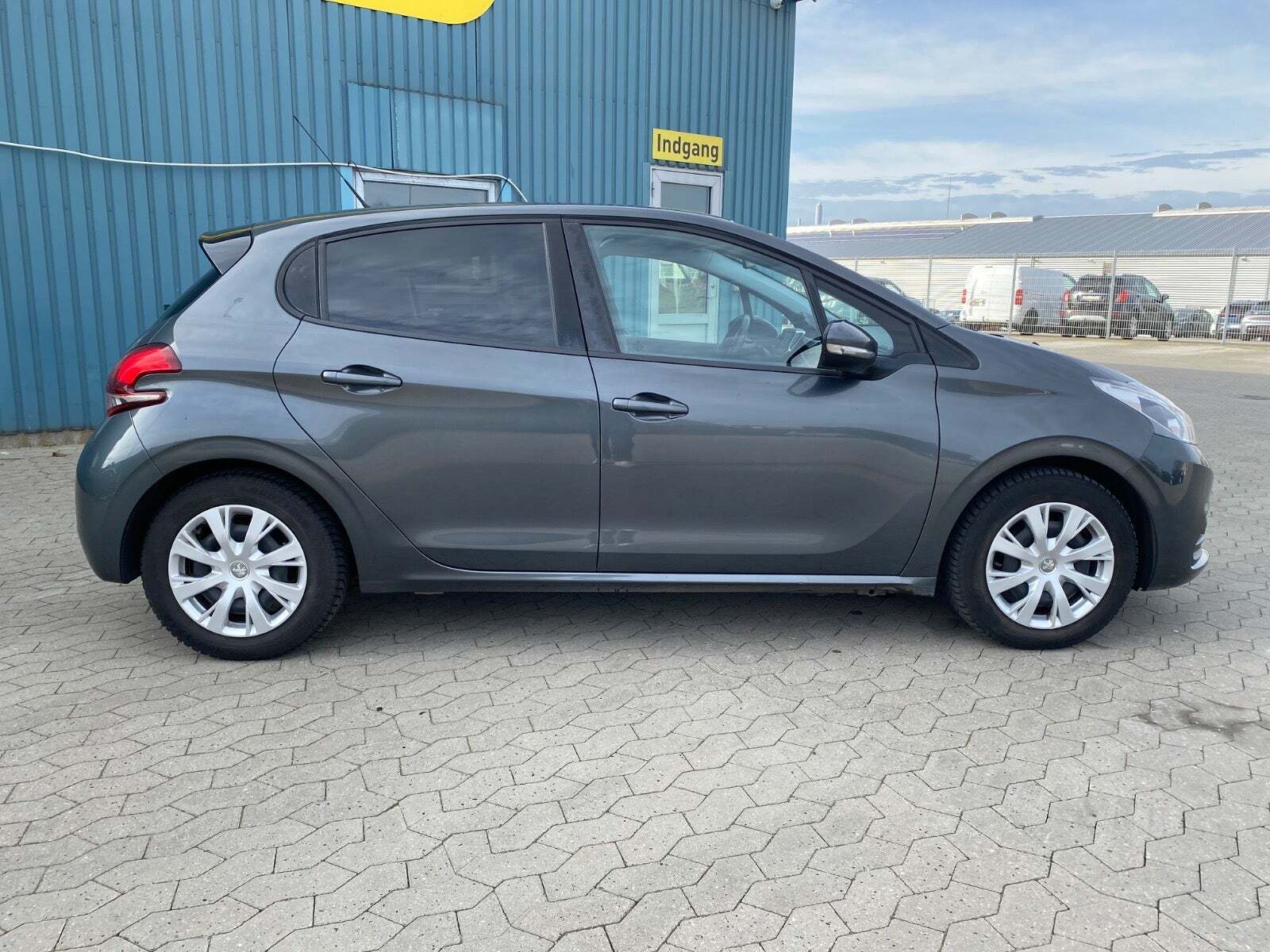 Grå Peugeot 208 fra 2016