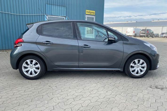 Grå Peugeot 208 fra 2016