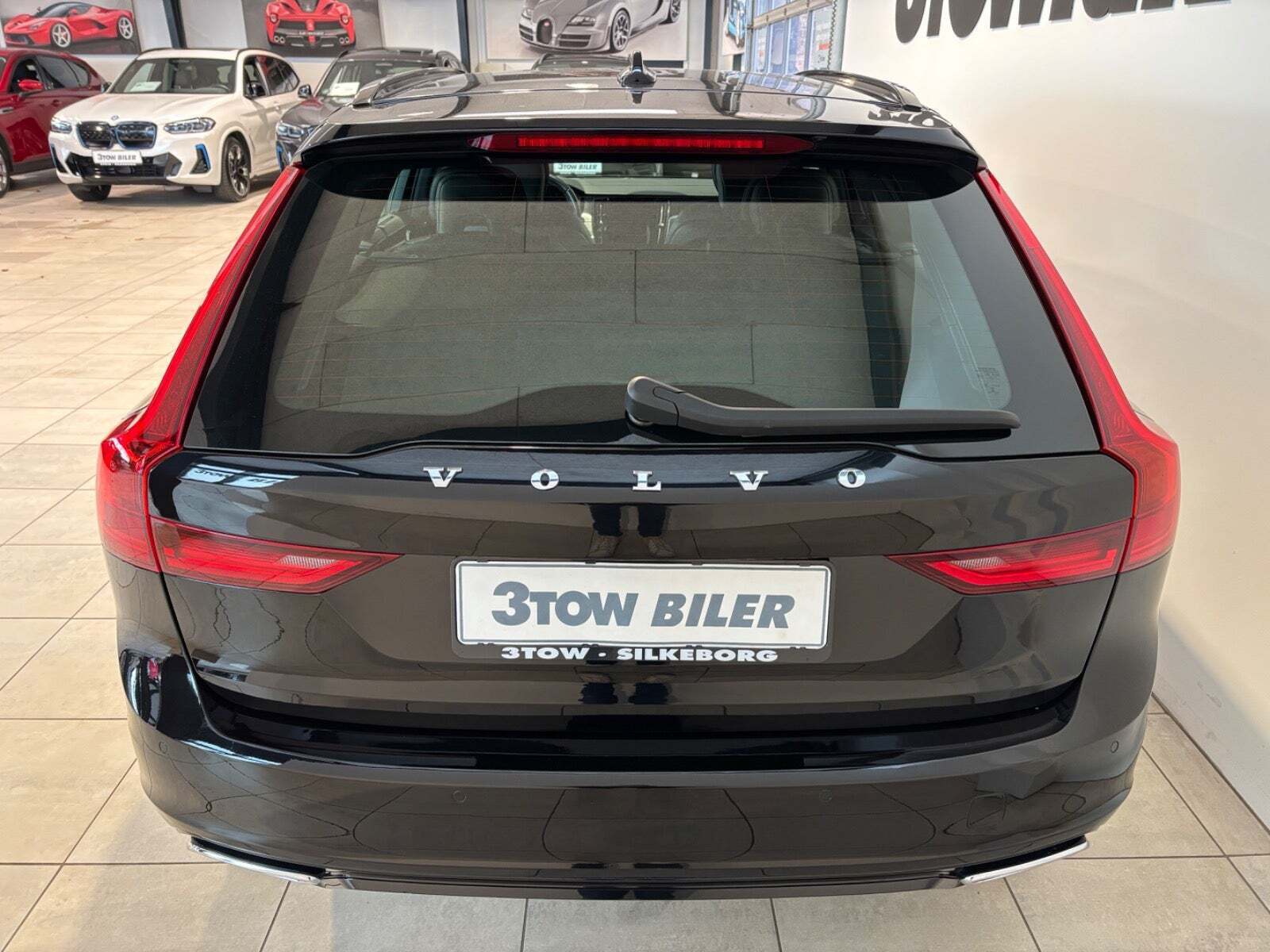 Sort Volvo V90 fra 2020 set udefra