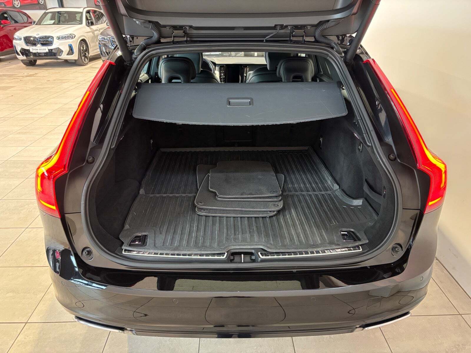 Sort Volvo V90 fra 2020 set indefra