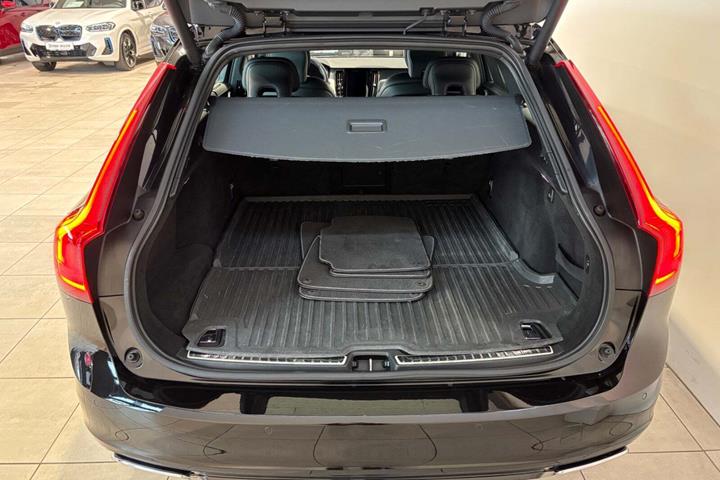 Sort Volvo V90 fra 2020 set indefra