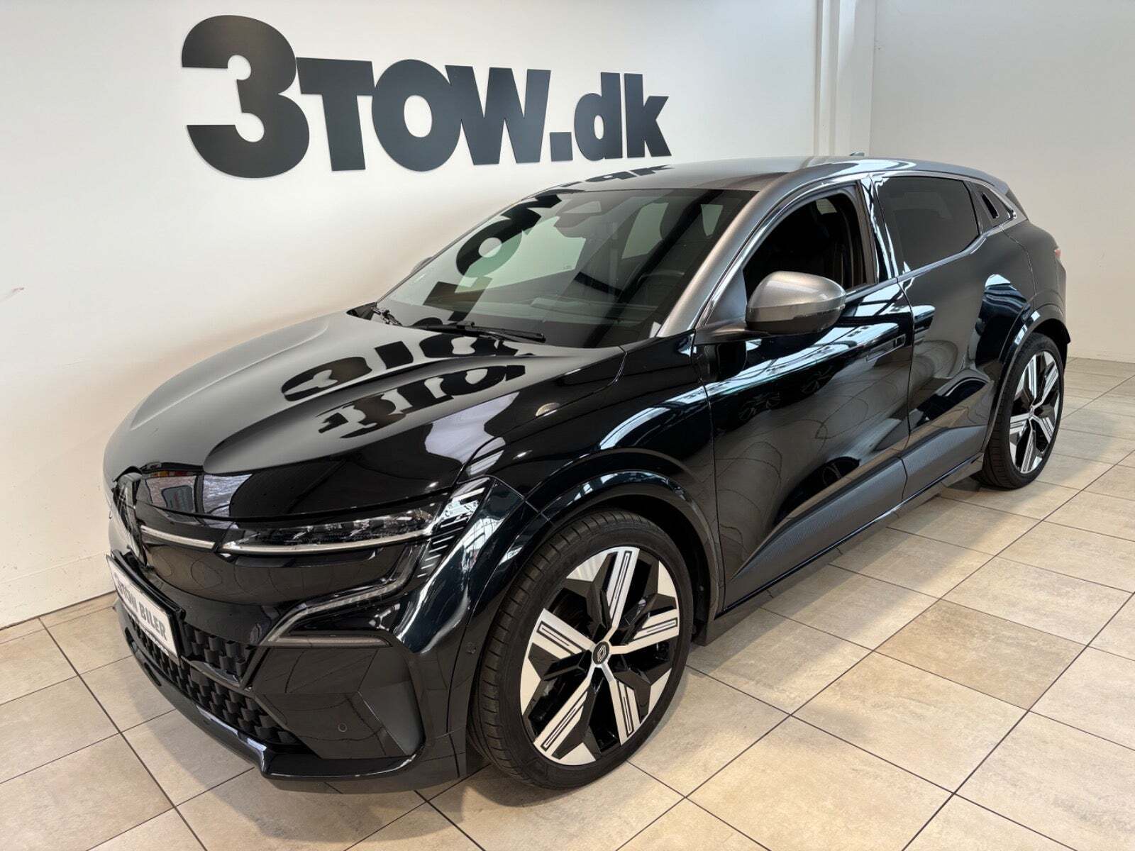 Grå Renault Megane E-Tech fra 2023 set udefra