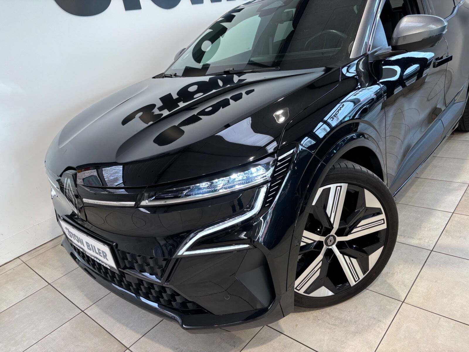 Grå Renault Megane E-Tech fra 2023