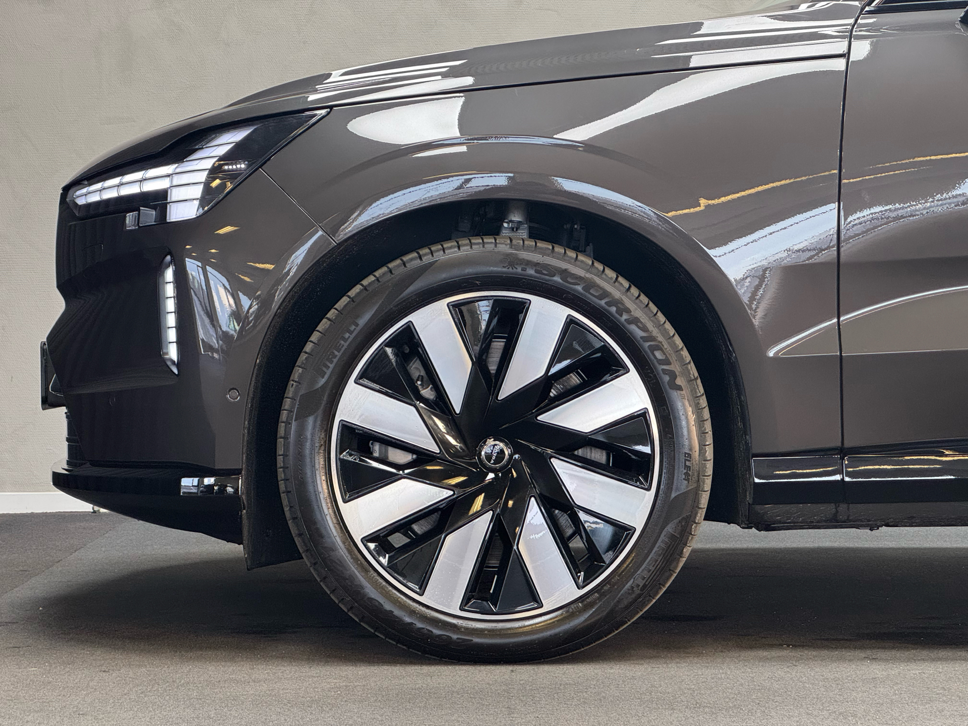 Grå Volvo EX90 fra 2025