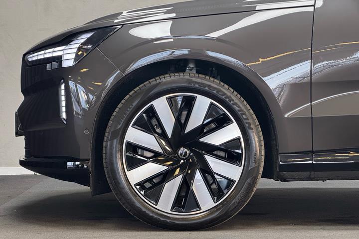 Grå Volvo EX90 fra 2025