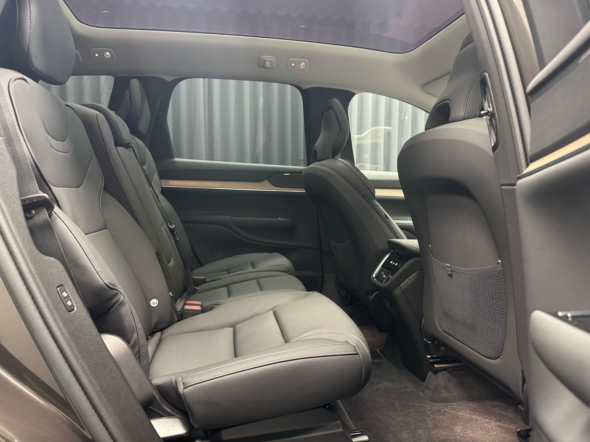 Grå Volvo EX90 fra 2025