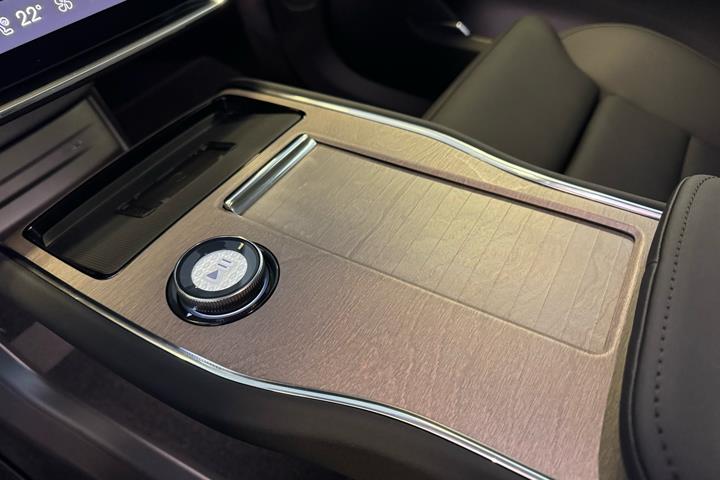 Grå Volvo EX90 fra 2025