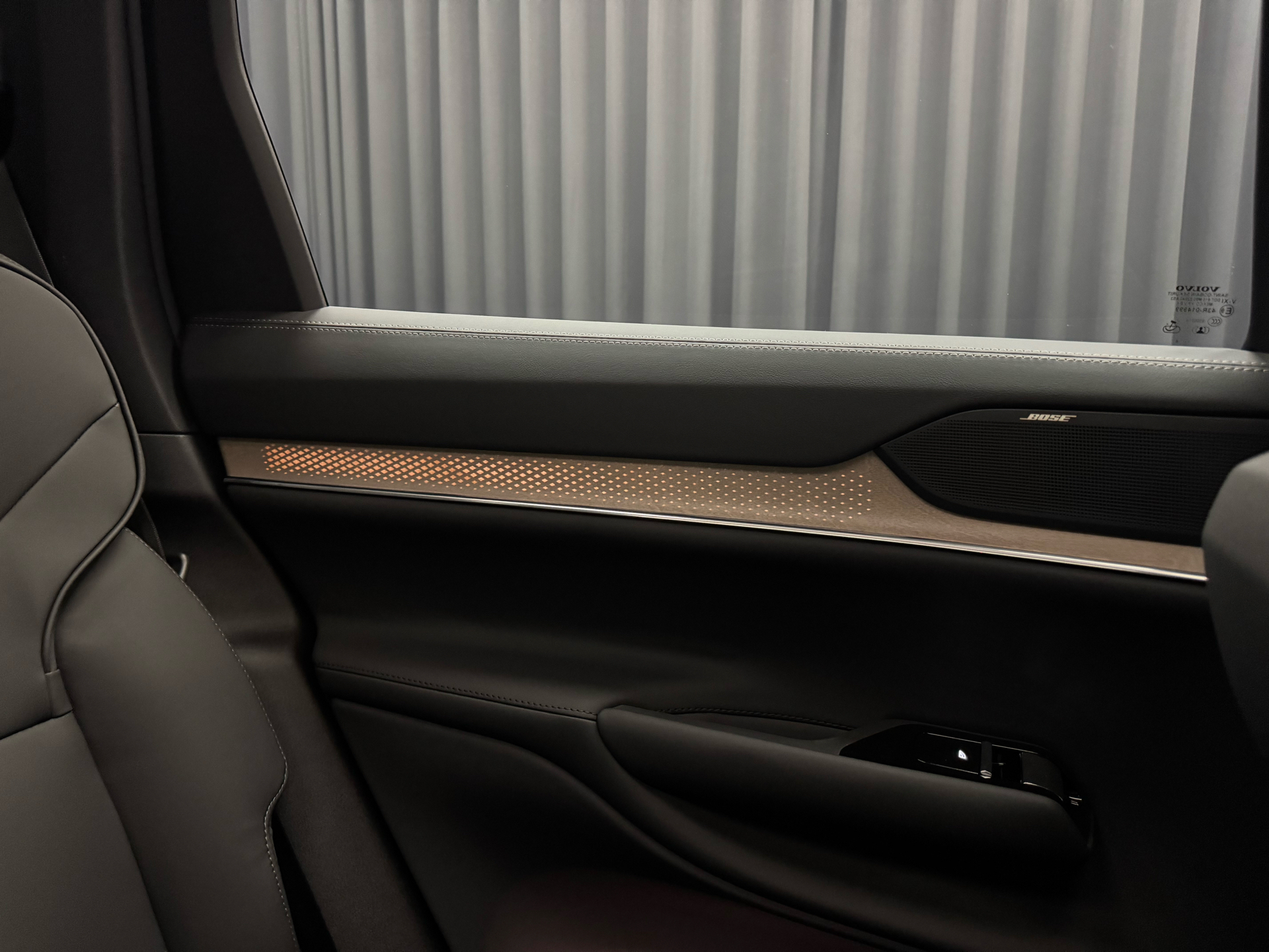 Grå Volvo EX90 fra 2025