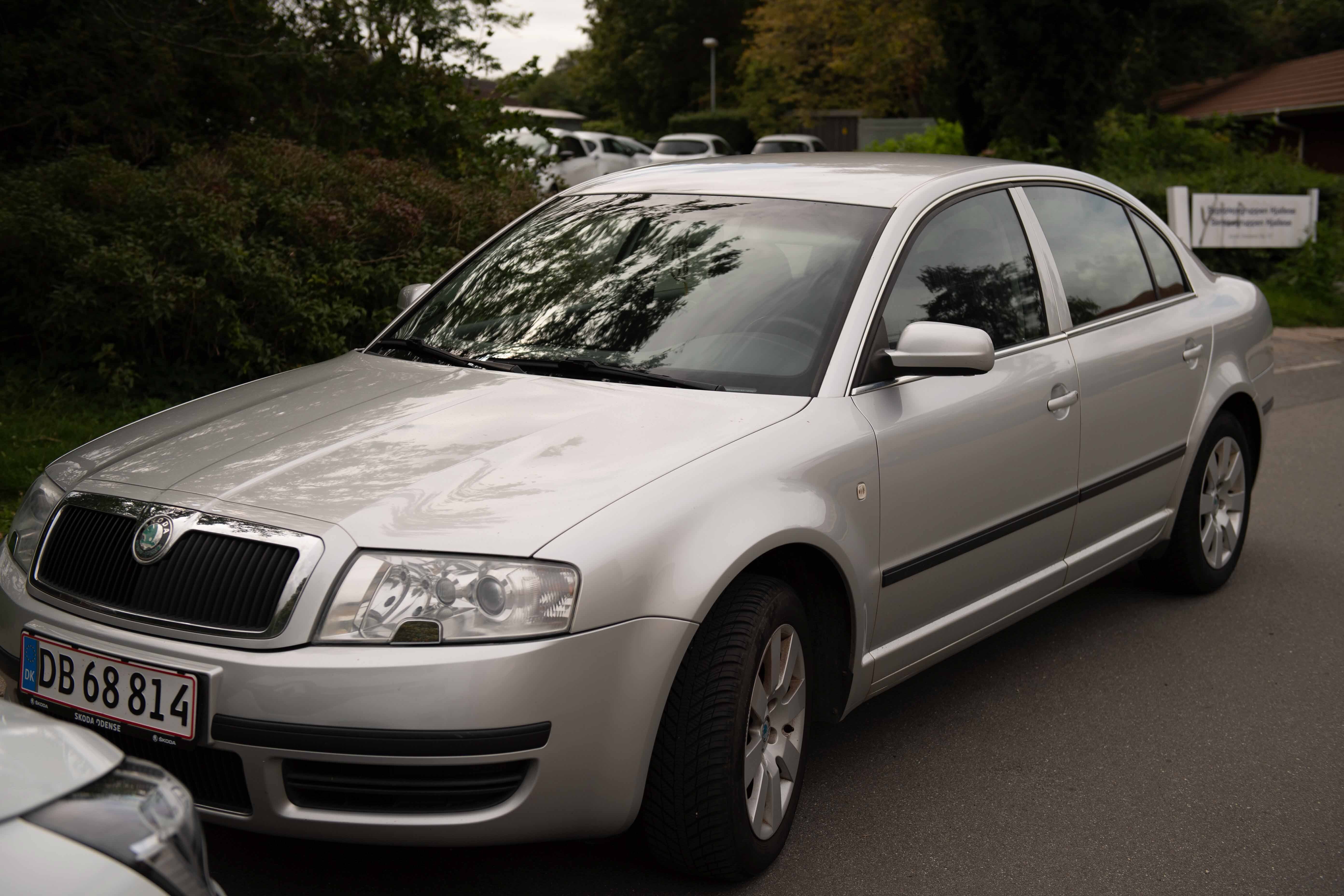 Grå Skoda Superb fra 2006
