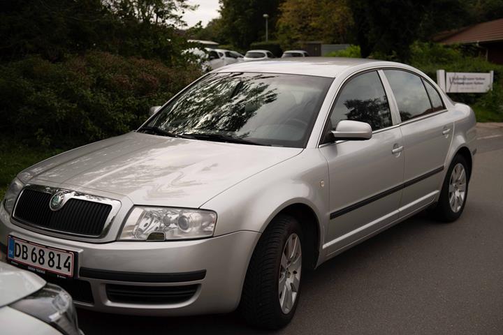 Grå Skoda Superb fra 2006