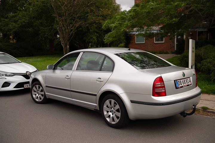 Grå Skoda Superb fra 2006