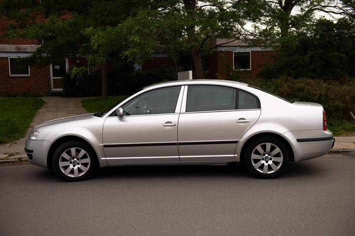 Grå Skoda Superb fra 2006