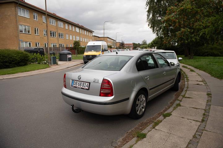 Grå Skoda Superb fra 2006